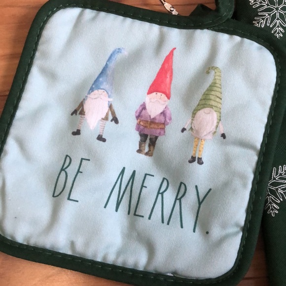 Rae Dunn Christmas potholder oven mitt set - Picture 2 of 4